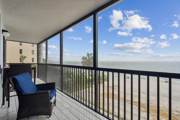 Na fotografii je vidět objekt Beachfront High-Rise! Book Today nacházející se ve městě Naples.