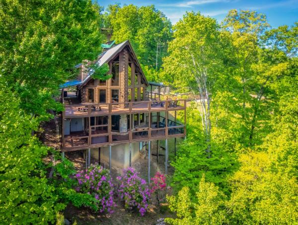 Breathtaking 5-bedroom Getaway With Game Room, Hot Tub, And Theatre Room - Pigeon Forge, TN