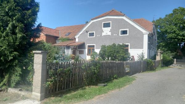 På billedet ses objektet Ubytování u Sýkorky beliggende i byen Horčápsko.
