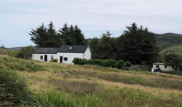 På billedet ses objektet Cottage-IsleofMull-StunningViews-WiFi-Parking beliggende i byen Beach.