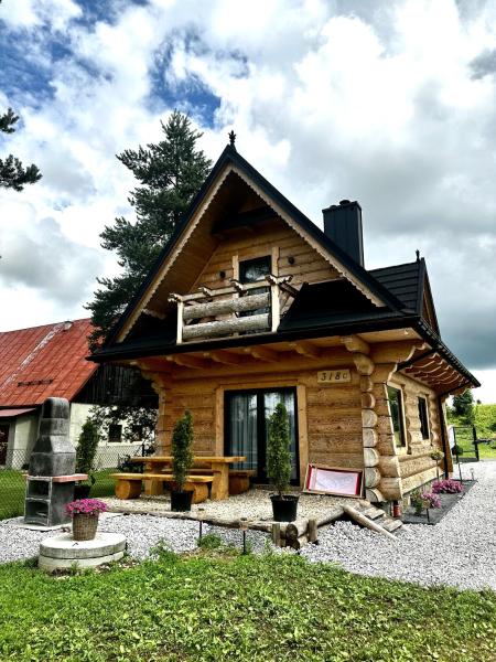 Na fotografii je vidět objekt Chochołowski Zakątek nacházející se ve městě Chochołów.