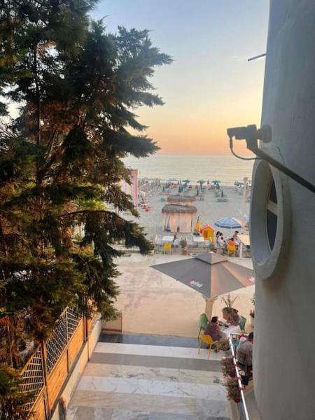 Na fotografii je vidět objekt Beachfront-Apartment Golem nacházející se ve městě Durrës.