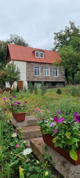 На фото показан объект Hooni_guesthouse, расположенный в городе Одзун.
