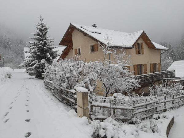 A la foto es mostra l'objecte Gîte du ruisseau situat a la ciutat de Theys.