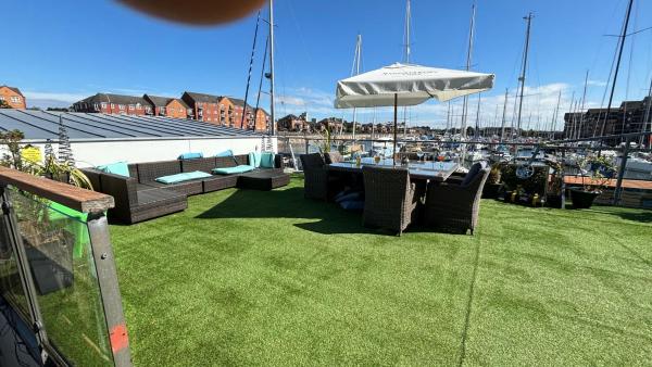 Bilde 6: Float uniquely on Liverpool Waterfront on our high end 8 berth Houseboat