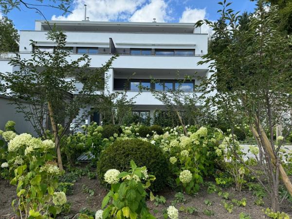 A la foto es mostra l'objecte Ruhige Ferienwohnung - Penthauswohnung-Albblick Balingen situat a la ciutat de Erlaheim.