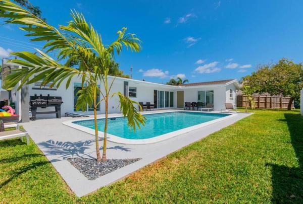 Luxury Waterfront Oasis In Pompano Beach - Pompano Beach, FL
