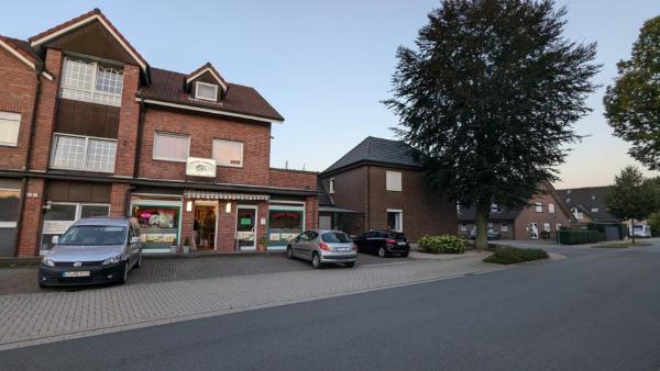 A la foto es mostra l'objecte Ruhiges Zimmer im Dorf Self Check-in situat a la ciutat de Marienfeld.