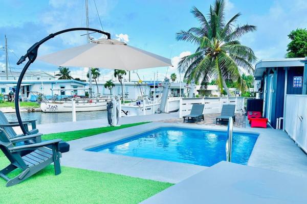 A la foto es mostra l'objecte Waterfront Sunway Lagoon Huge Boat Dock situat a la ciutat de Marathon.