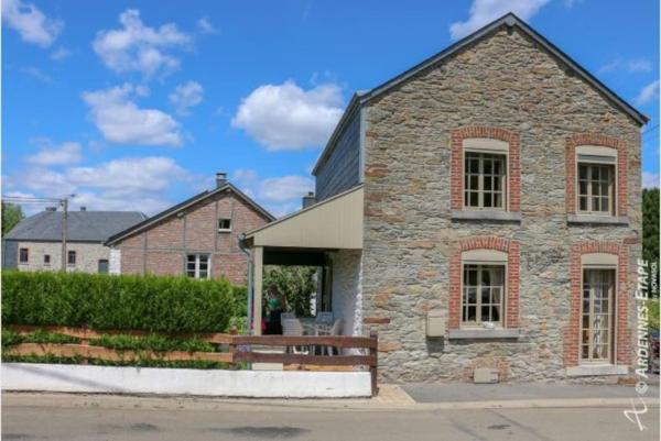 The photo shows the Gîtes l escurou located in the city of Porcheresse.