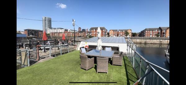 Bilde 7: Float uniquely on Liverpool Waterfront on our high end 8 berth Houseboat