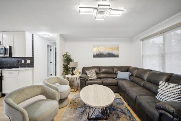 A la foto es mostra l'objecte 3Bd 2Ba House with Parking Laundry and Large Patio situat a la ciutat de Largo.