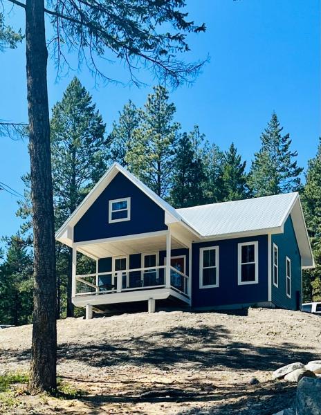 Na zdjęciu widoczny jest obiekt Elk Ridge Village 401B Cozy Cabin with views of Flathead Lake and the mountains położony w mieście Lakeside.