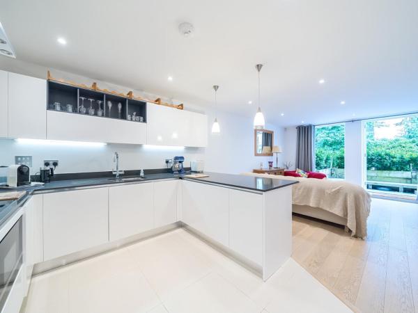 A la foto es mostra l'objecte Stylish apartment with parking Pass the Keys situat a la ciutat de Cobham.