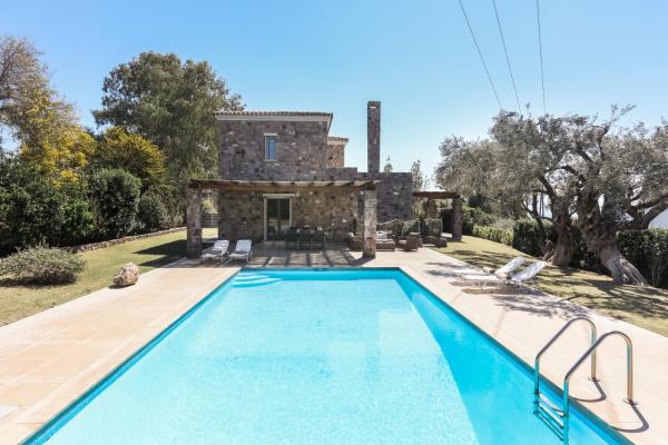 På bilden syns objektet Casa Mai in Aegina island som ligger i staden Perdhika.