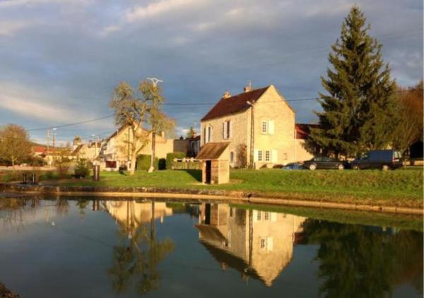 A la foto es mostra l'objecte Maison de charme sur le canal de Bourgogne et près de Chablis situat a la ciutat de Ancy-le-Libre.