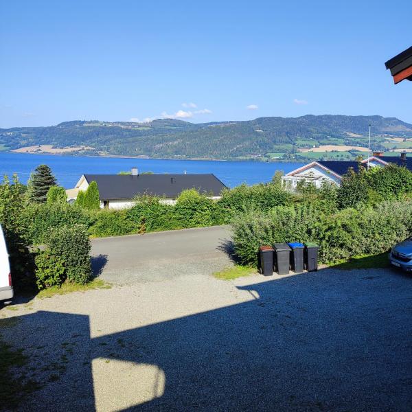 Nella foto è visibile l'oggetto Separate rooms in a large house,on the E6 road situato nella città di Moelv.