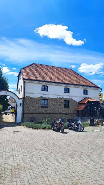 Na fotografii je vidět objekt Penzion Horse Farm Lechovice nacházející se ve městě Práče.