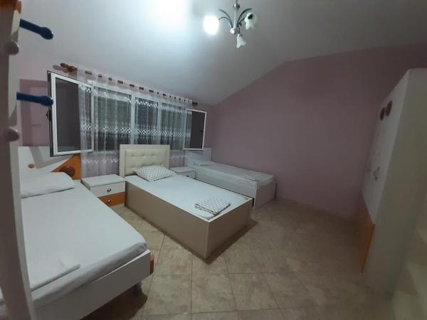 A la foto es mostra l'objecte Maria Elena villas Durres city situat a la ciutat de Sukth.