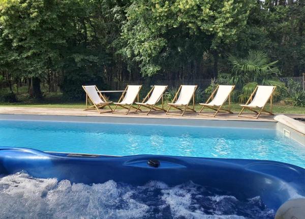 På billedet ses objektet Domaine de Cachaou Logis du Pujeau sauna & spa piscine chauffée beliggende i byen Salles.