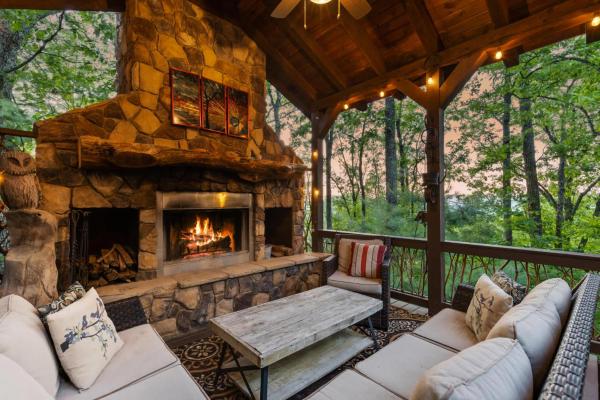 A la foto es mostra l'objecte Views for Miles Outdoor Fireplace~ Shuffleboard situat a la ciutat de Mineral Bluff.