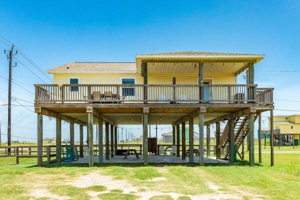 A la foto es mostra l'objecte Fenced Pup-Friendly Yard Easy Walk to Beach situat a la ciutat de Surfside Beach.