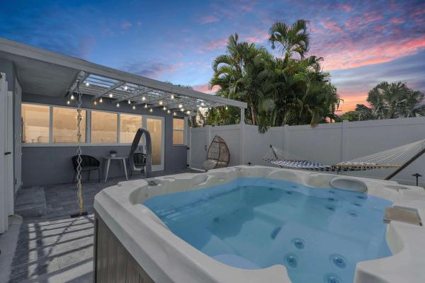 Фотография 2: Spacious Studio in the Heart of FTL Hot Tub