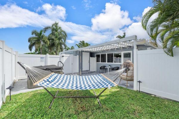 Фотография 7: Spacious Studio in the Heart of FTL Hot Tub