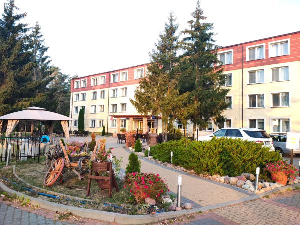 Na zdjęciu widoczny jest obiekt SELMENT RESORT Mazury położony w mieście Sędki.