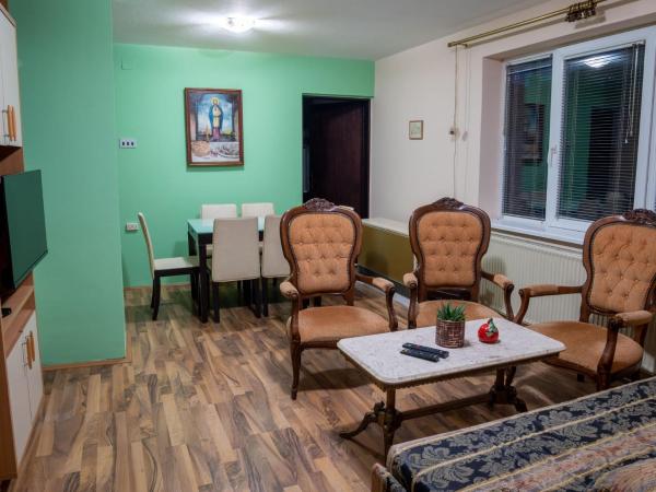 Na zdjęciu widoczny jest obiekt Apartman Aleksandar położony w mieście Velika Drenova.