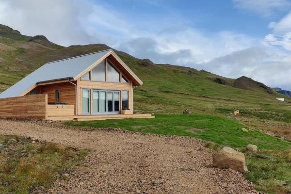 The photo shows the The Treehouse located in the city of Olíustöð.