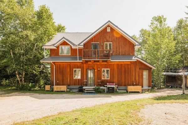 Kuvassa näkyy kohde Charming Rustic Chalet on Lac Marie Louise, joka sijaitsee kaupungissa Ferme-Neuve.