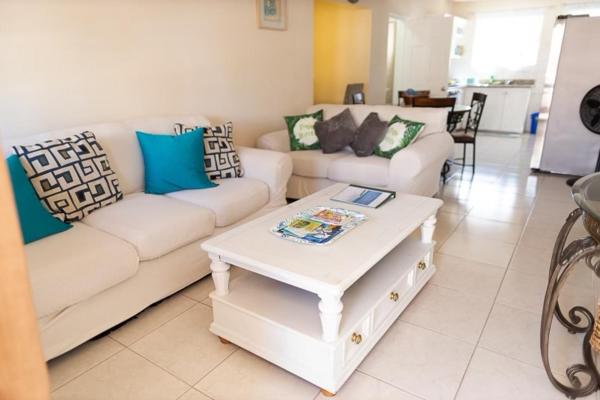 Seashades 2BR 1 full and 1 half bathrooms Condo with pool Close to beach Sleeps 4, Christ Church