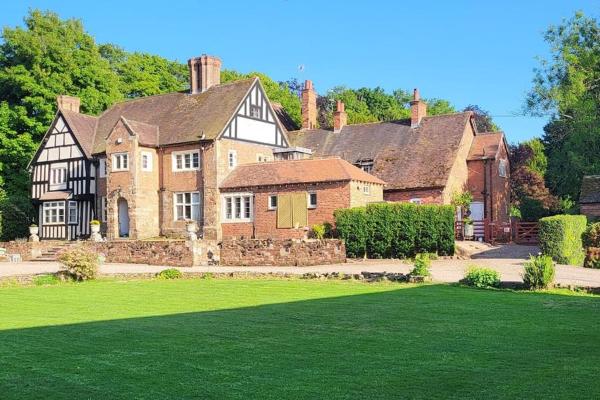 Na fotografii je vidět objekt The Lodge at Fairfield Court nacházející se ve městě Lickey End.