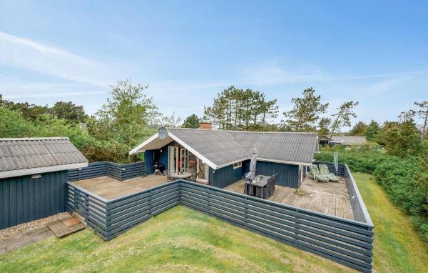 A la foto es mostra l'objecte Holiday Home Hvide Sande With A Patio 04 situat a la ciutat de Bjerregård.