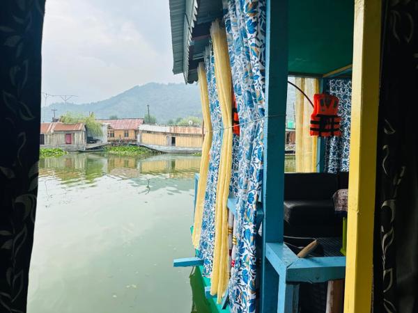 A la foto es mostra l'objecte H.B Rocket paradise situat a la ciutat de Srinagar.