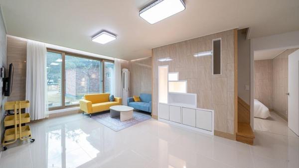 Na fotografii je vidět objekt Gapyeong Refresh Pension Spa, Private House nacházející se ve městě Samgŏ-ri.