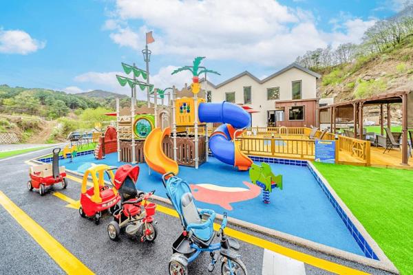 A la foto es mostra l'objecte Gapyeong BB Kids Pool Villa situat a la ciutat de Anmasan.