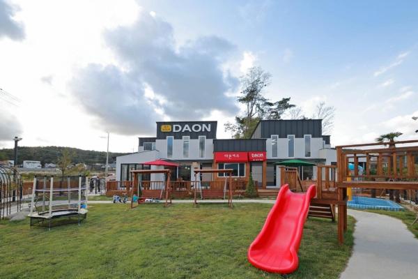 照片显示了位于Chŏngnae-dong市的Gyeongju Daon Kids Poolvilla物件。