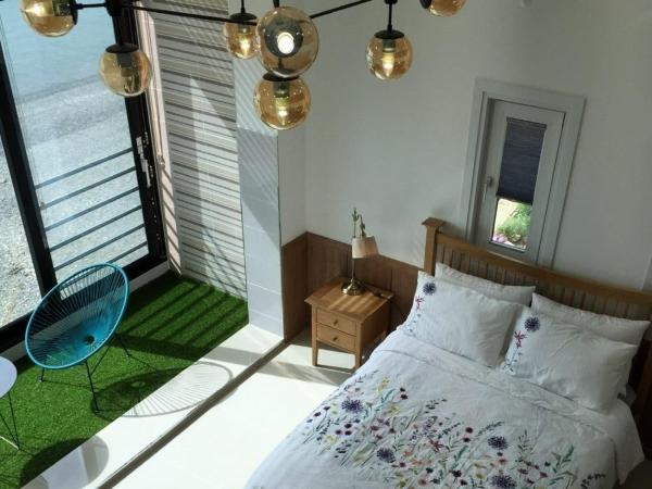 Na fotografii je vidět objekt Namhae Ocean Lounge Pension nacházející se ve městě Namhä.