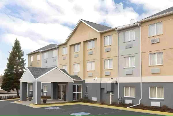 A la foto es mostra l'objecte dubuque inn & suites situat a la ciutat de Dubuque.