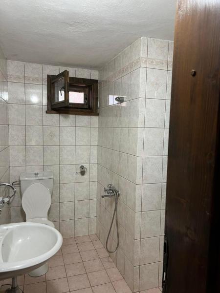Na foto é possível ver o objeto Чемерникъ localizado na cidade de Bov.