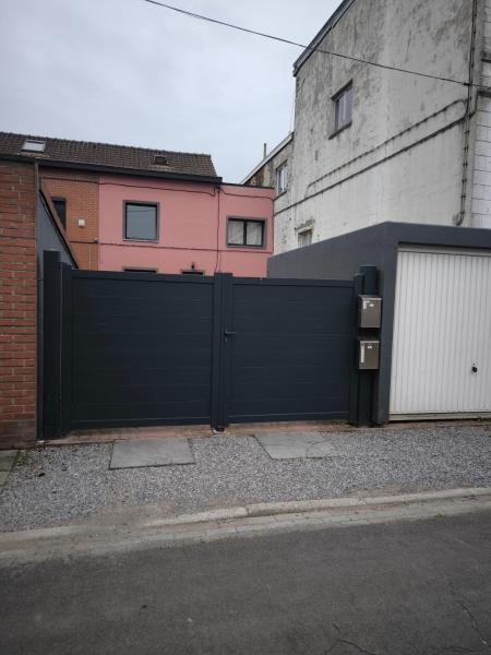 The photo shows the Maison entière privée located in the city of Montignies-sur-Sambre.