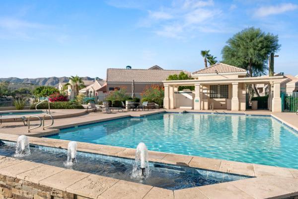 A la foto es mostra l'objecte The Agave Cowboy with Community Pool overlooking Looking Ocotillo Lake situat a la ciutat de Phoenix.