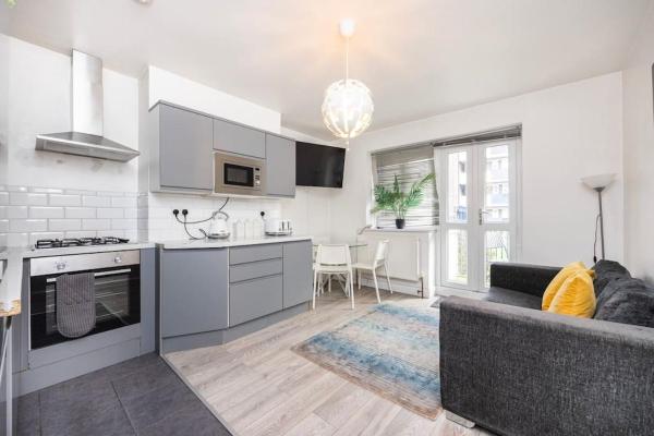 Modernised 3 bed pad in London ground floor with balcony and walking distance to tube stations, London