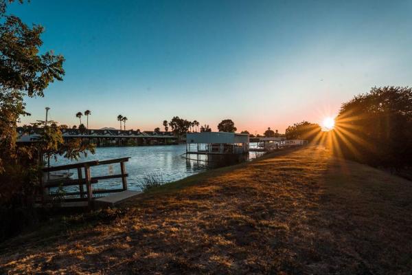 La photo montre l'objet Waterfront Home w 40x16 Berth situé dans la ville de Isleton.