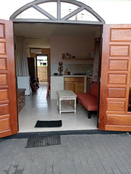 Floh-Jo Tiny House, Парамарибо