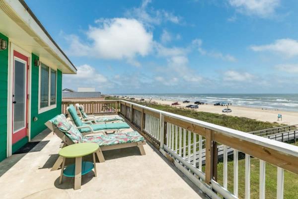 A la foto es mostra l'objecte Hit the Sand in Seconds - Direct Beachfront situat a la ciutat de Surfside Beach.
