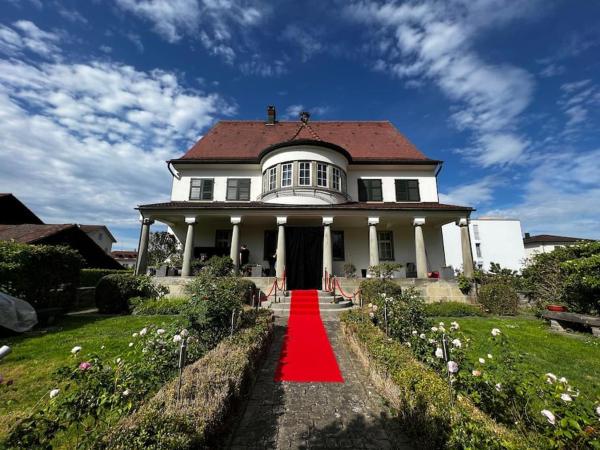 Na zdjęciu widoczny jest obiekt VILLA Philipp Plein - Designervilla mit Pool & SPA położony w mieście Sommeri.