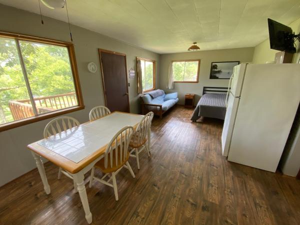 A la foto es mostra l'objecte Hickory Grove Hideaway situat a la ciutat de Galmey.